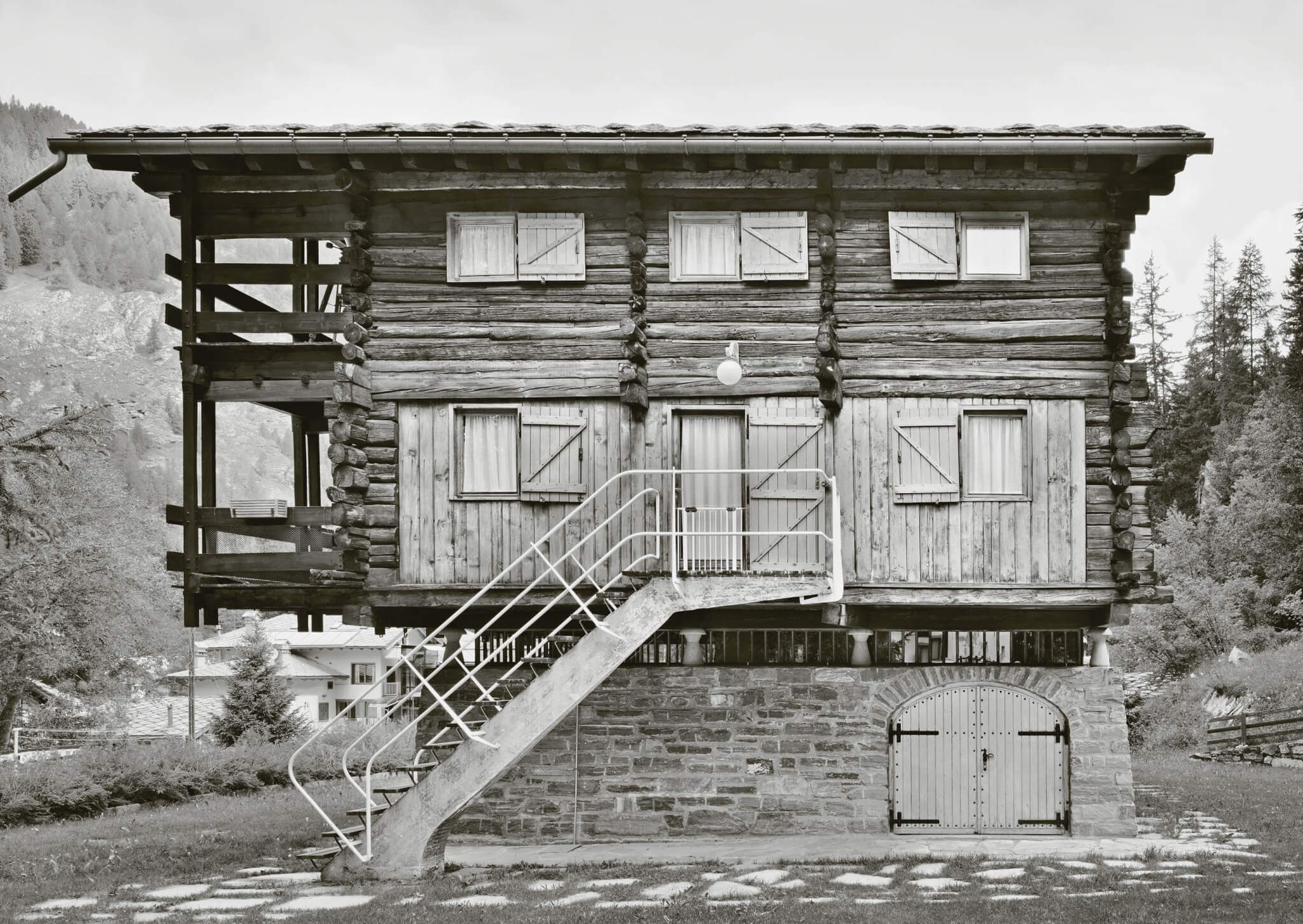 ع، سیاه و سفید از ساختمان چوبی بر روی پایه