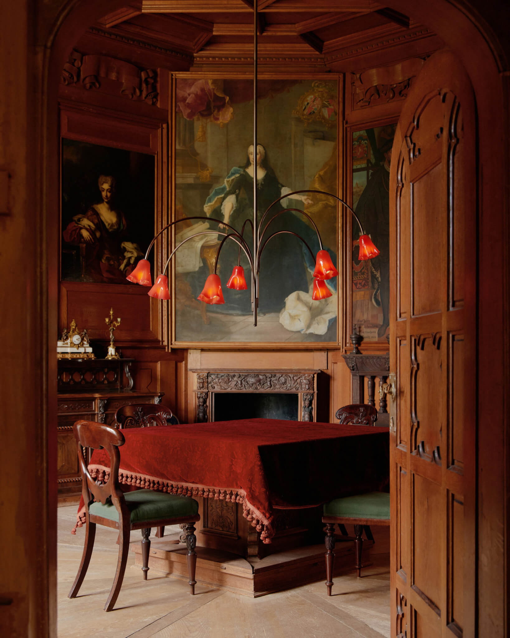 فضای داخلی قدیمی با مبلمان چوبی و چراغ‌های آویز قرمز مدرن