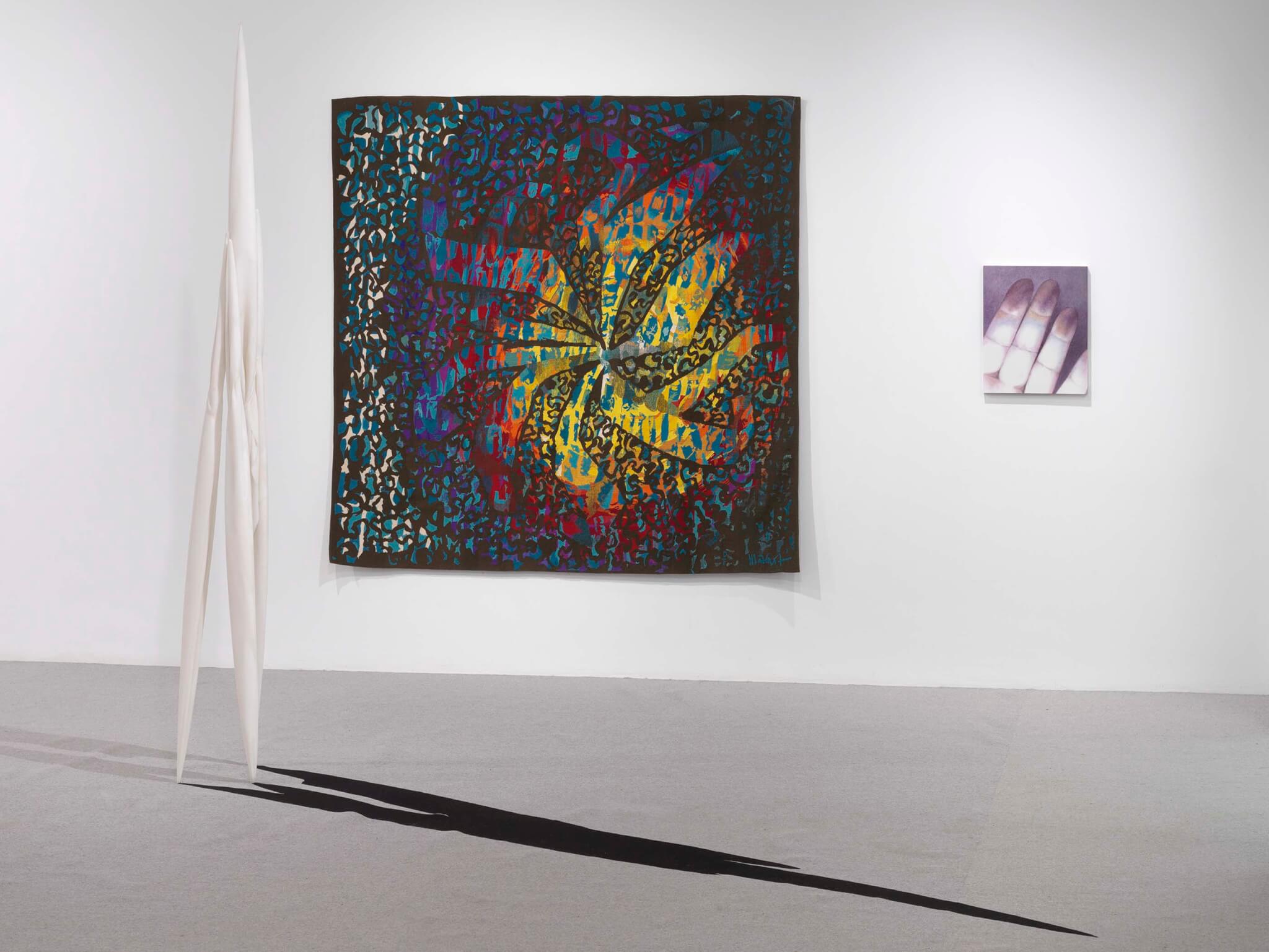 barevný gobelín visí na zdi v galerii
