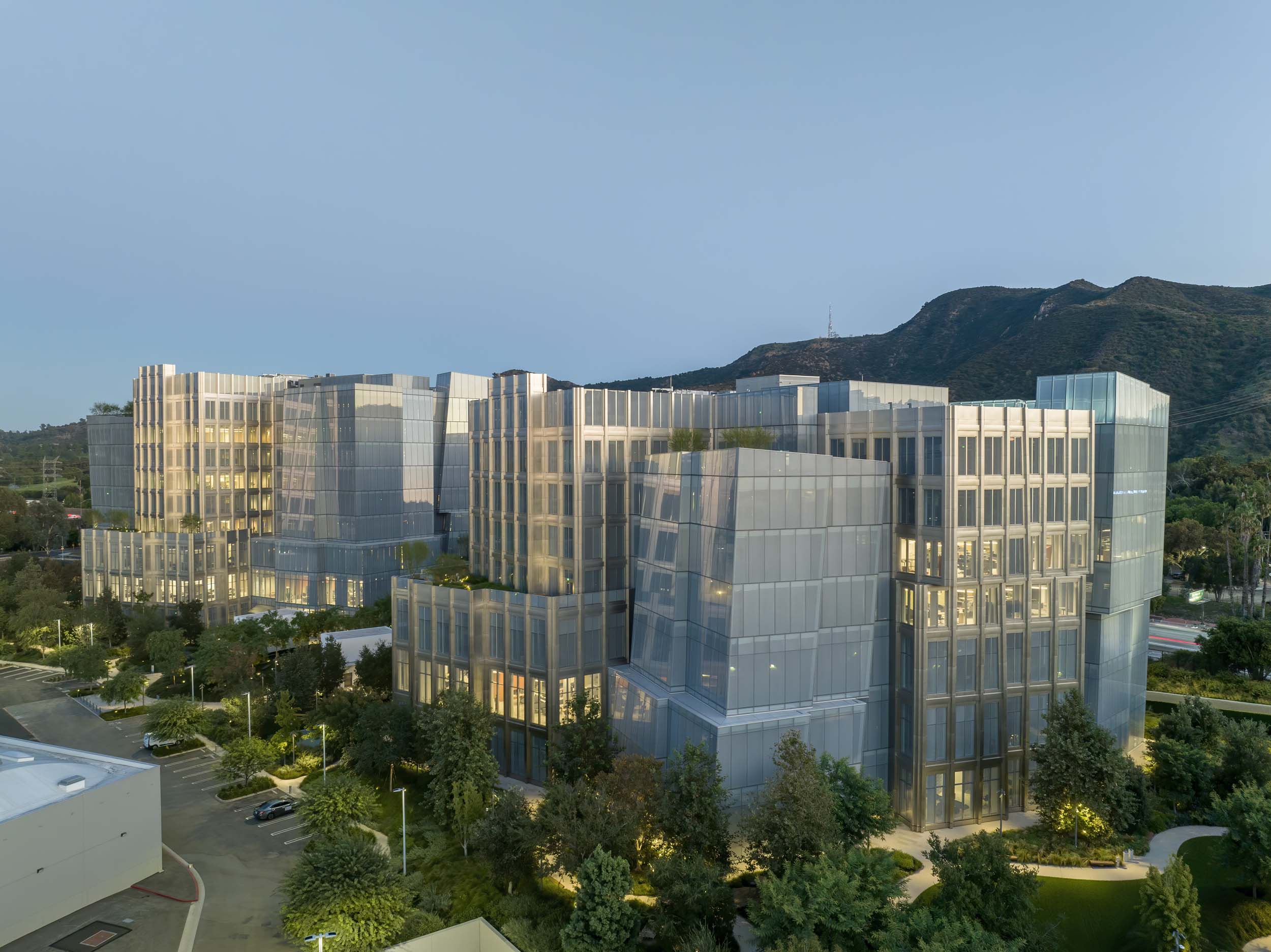 Gehry Partners points to the icebergs of Warner Bros. headquarters