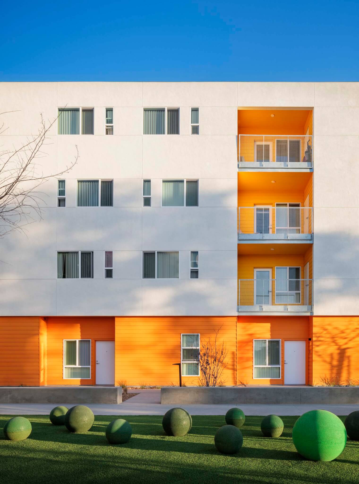 چمن جلوی ساختمان نارنجی و سفید