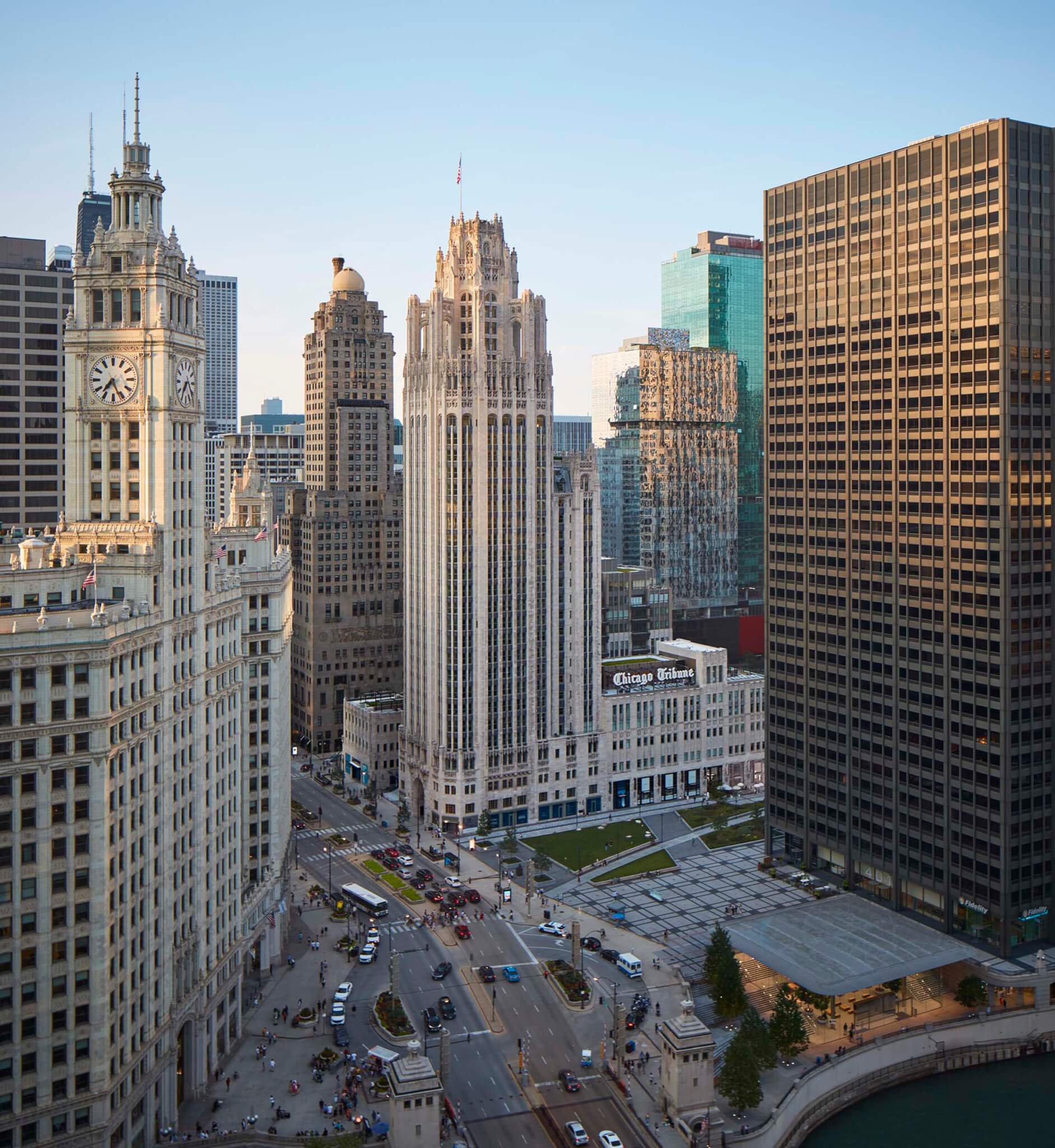 pohled na chicago s věží tribuny v centru