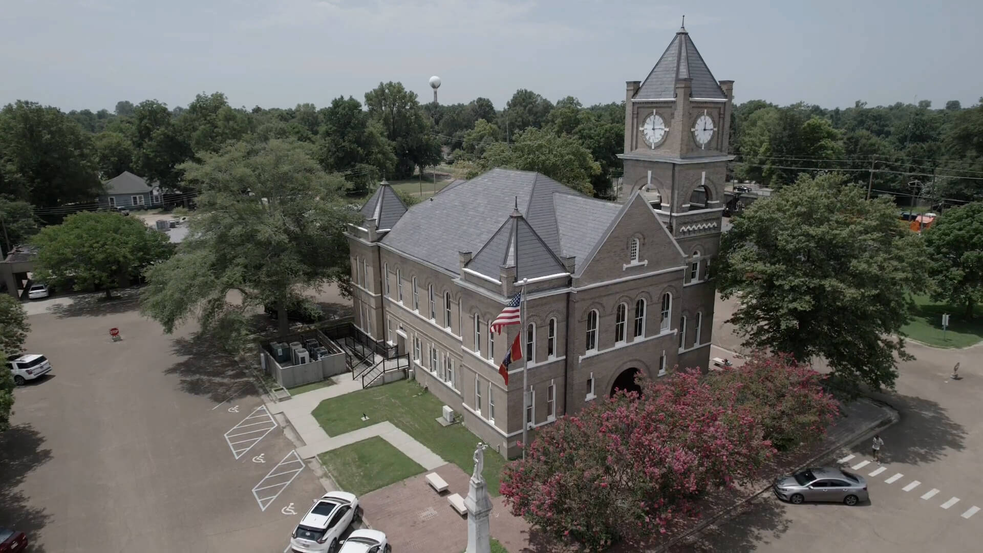 Exterior view of Tallahatchie County Courthouse