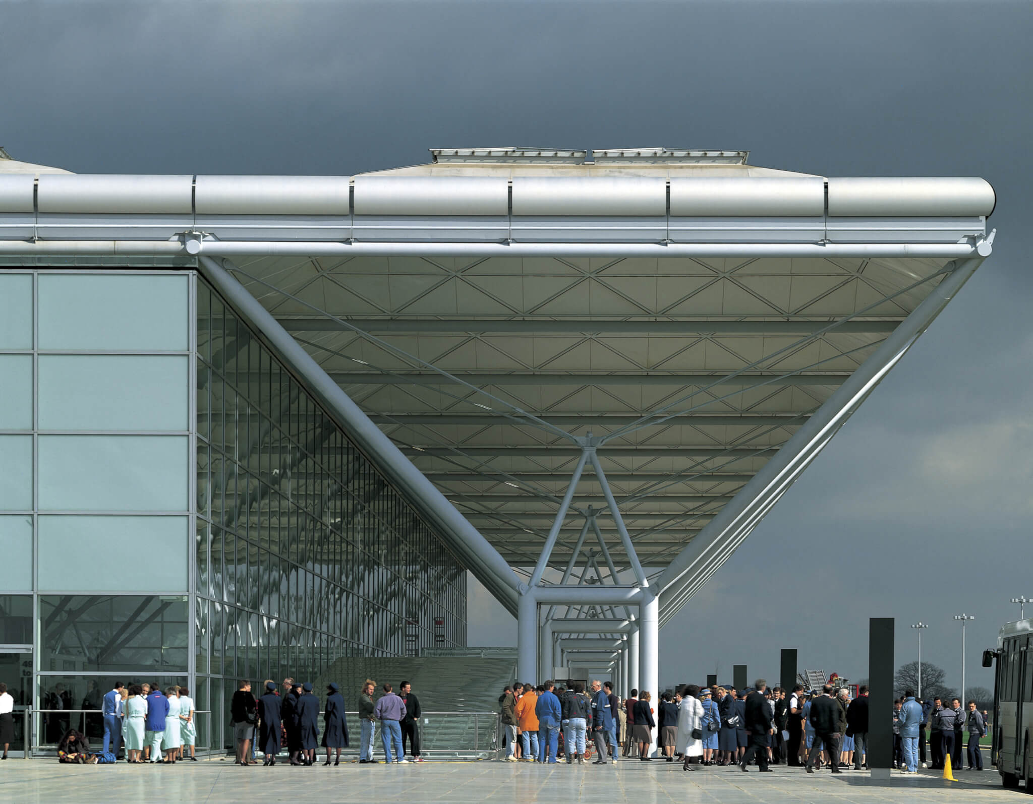 The terminal's roof extends by one structural bay to form a canopy over the set-down point.