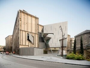 an aluminum intervention on the exterior of historic building for The Baroque Museum of Catalonia